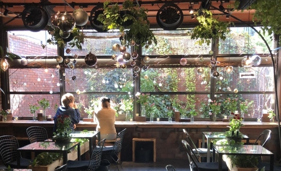 青山フラワーマーケットが運営する『TEA HOUSE』の花と緑に囲まれた空間、及び、華やかな食事が魅力的です。