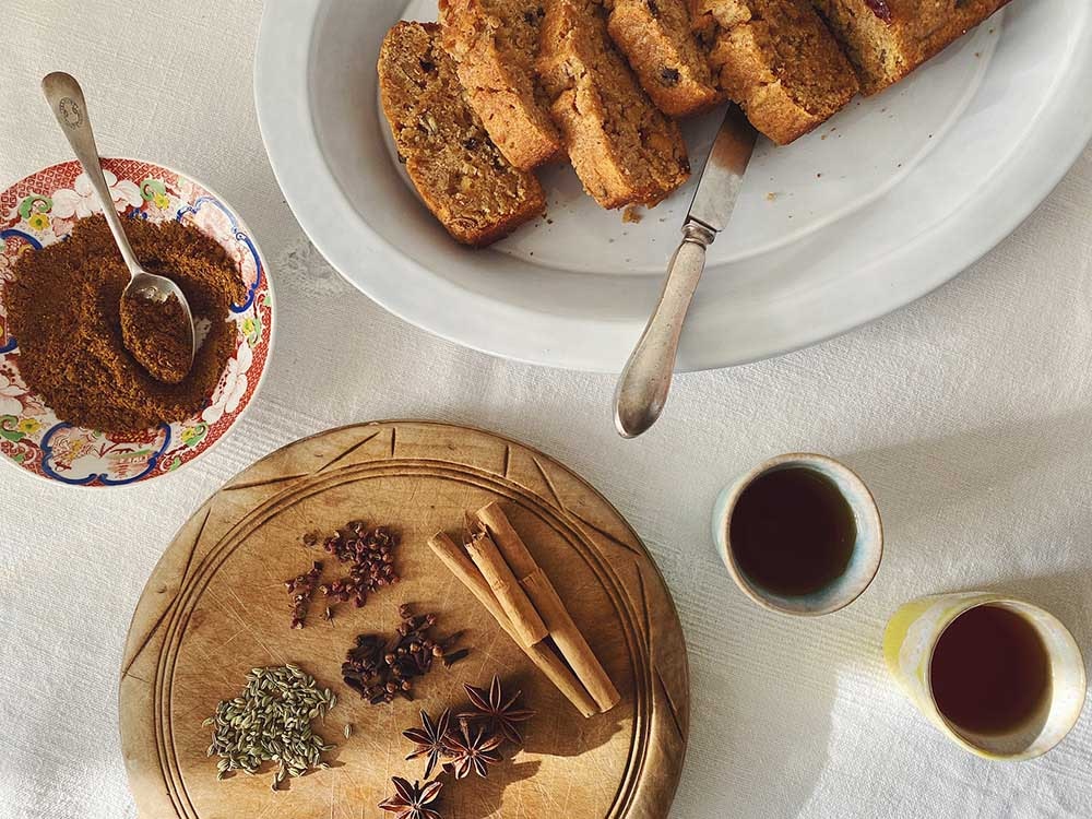 アロマセラピストが紹介する、自家製「五香粉」で作るチャイニーズフルーツケーキの作り方