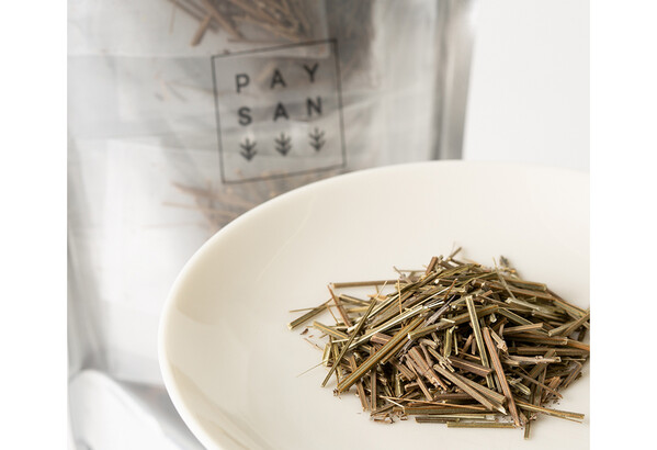 ペザン農園が提供する「ラベンダー棒茶」。ハーブの茎を焙じる発想の今後に注目です。