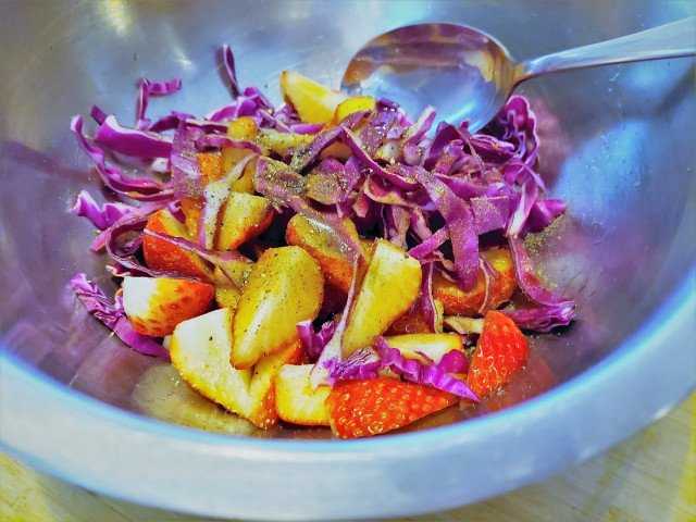 美容効果を期待できる「いちごと紫キャベツのサラダ クミン風味」のつくり方