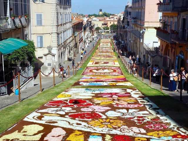 イタリア最古の花の祭典「インフィオラータ」の光景に息を呑みます。